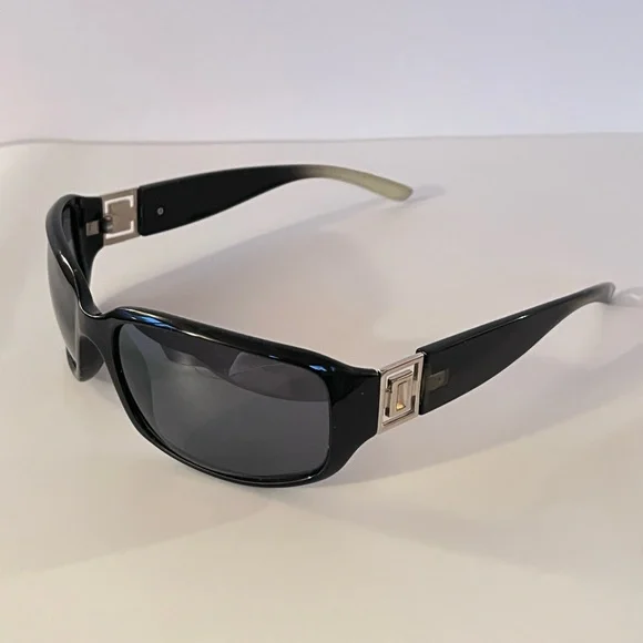 Stylish Black Sunglasses - Picture 3 of 9